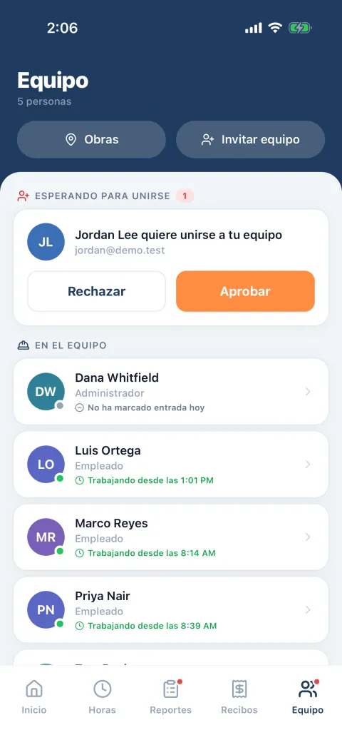 La pantalla Equipo del dueño, con los botones Obras e Invitar equipo. Esperando para unirse: Jordan Lee quiere unirse a tu equipo, con los botones Rechazar y Aprobar. En el equipo: Dana Whitfield, Luis Ortega, Marco Reyes y Priya Nair, cada uno con si está trabajando.