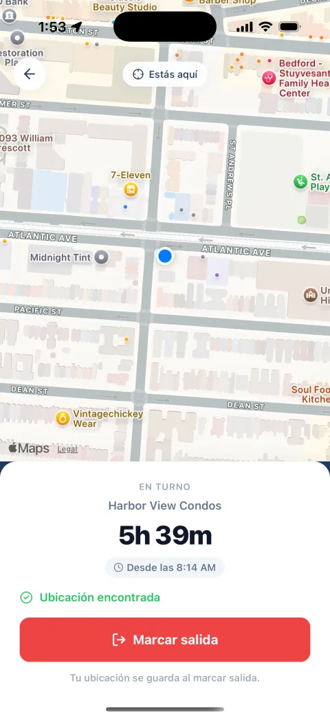La pantalla Marcar salida. Un mapa con un punto azul donde está el trabajador. Abajo: en turno en Harbor View Condos, 5 horas 39 minutos, desde las 8:14 AM, Ubicación encontrada y el botón rojo Marcar salida.