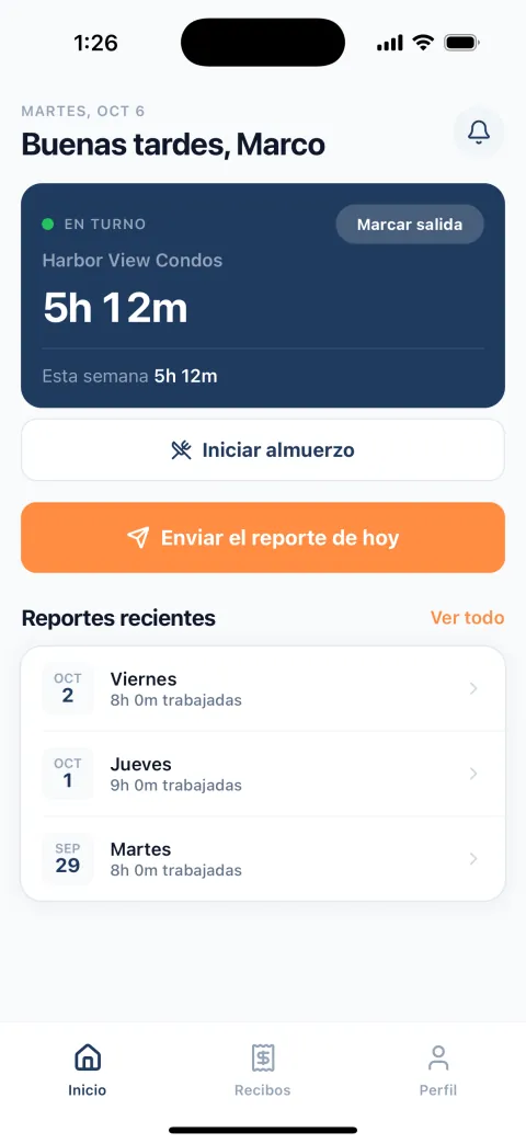 The same Home screen in Spanish: the greeting, the clocked-in card, and the lunch, report and clock-out buttons, all in Spanish.
