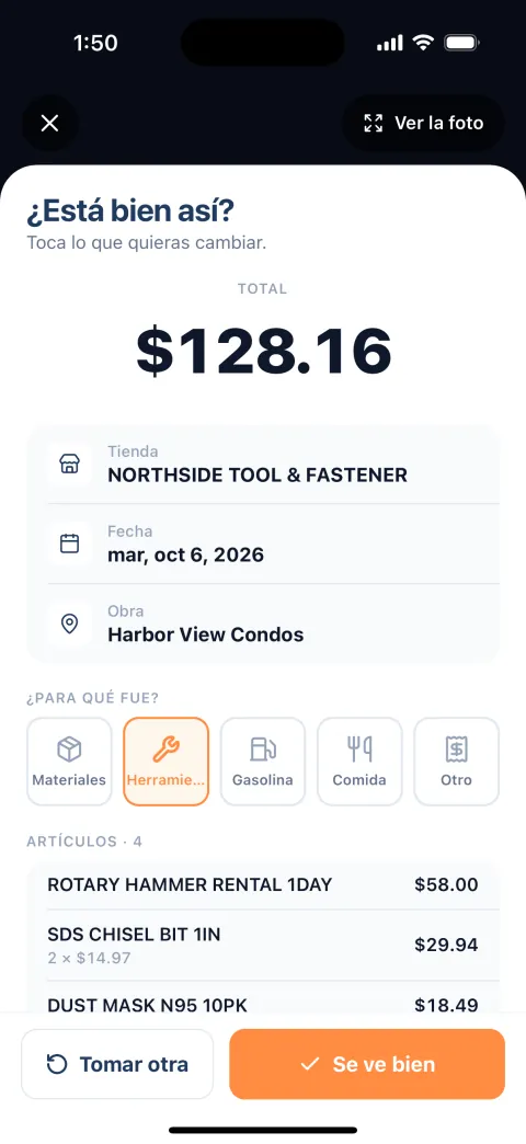 La pantalla después de escanear un recibo, con el título ¿Está bien así? Total $128.16. Tienda: Northside Tool & Fastener. Fecha: 6 de octubre de 2026. Obra: Harbor View Condos. Está elegida Herramientas. Artículos: renta de rotomartillo, $58.00; broca de cincel, $29.94. Botones Tomar otra y Se ve bien.