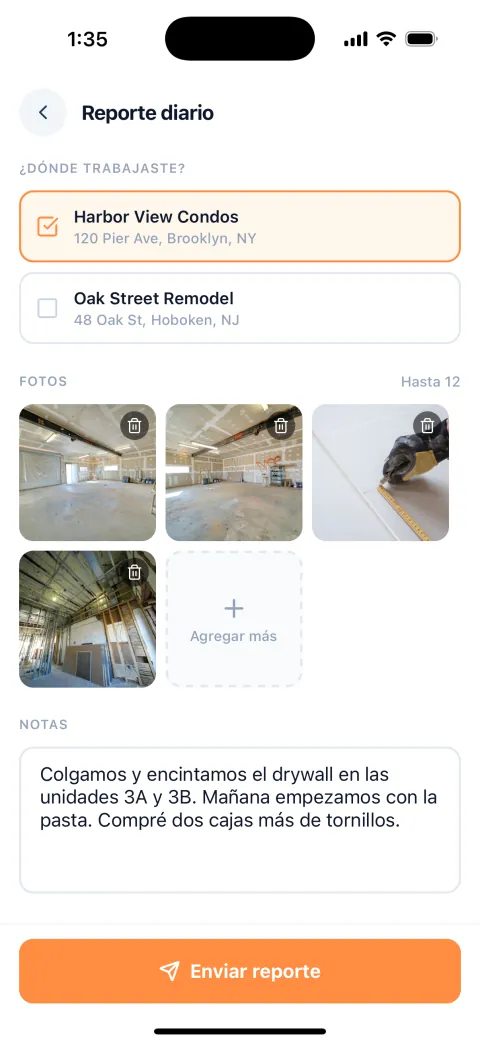 La pantalla Reporte diario. Dónde trabajaste: Harbor View Condos está marcada. Cuatro fotos del trabajo de drywall. Una nota: Colgamos y encintamos el drywall en las unidades 3A y 3B. Mañana empezamos con la pasta. Compré dos cajas más de tornillos. El botón Enviar reporte.